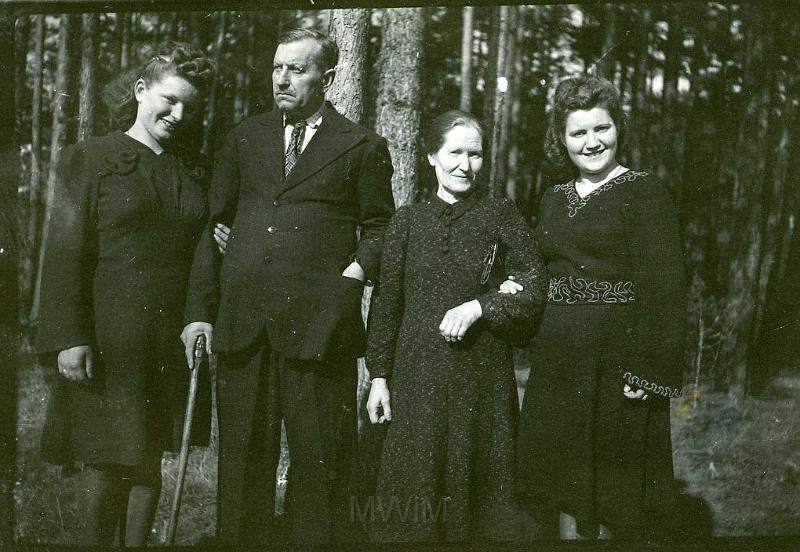 KKE 357.jpg - Rodzina Szylkinów. Od prawej: Leonia Tijynelenie (z domu Szylkin), Ignacy Szylkin, Weronika Szylkin, Helena Szylkin. lata 30 XX wieku.